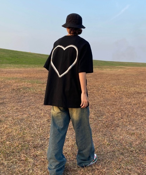 MGV(エムジーヴィー)の「ハートバックロゴTシャツ(Tシャツ/カットソー・レディース・ベージュ/ブラウン/ブラック・MEDIUM/LARGE/X-LARGE)」の2枚目の写真