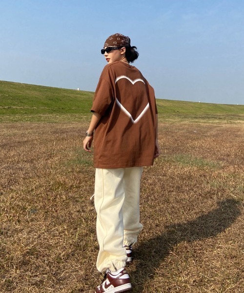 MGV(エムジーヴィー)の「ハートバックロゴTシャツ(Tシャツ/カットソー・レディース・ベージュ/ブラウン/ブラック・MEDIUM/LARGE/X-LARGE)」の19枚目の写真