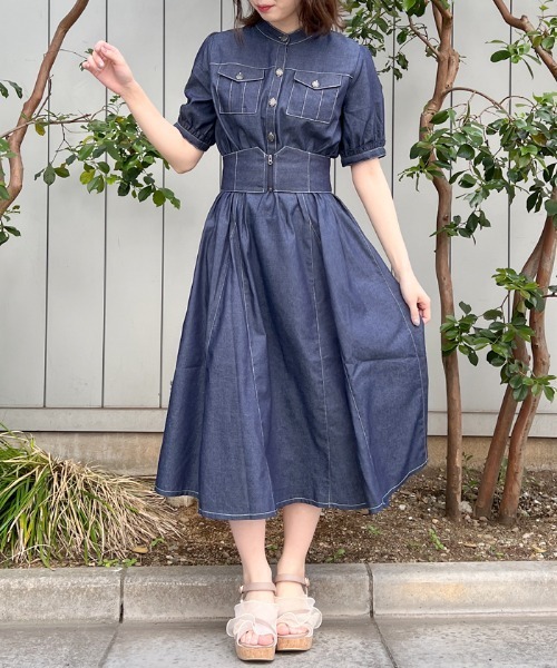 axes femme(アクシーズファム)の「ベルト付デニムワンピース(ワンピース・レディース・インディゴブルー/ホワイト/ワンウォッシュ・FREE)」の3枚目の写真