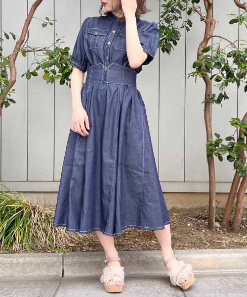 axes femme(アクシーズファム)の「ベルト付デニムワンピース(ワンピース・レディース・インディゴブルー/ホワイト/ワンウォッシュ・FREE)」の7枚目の写真