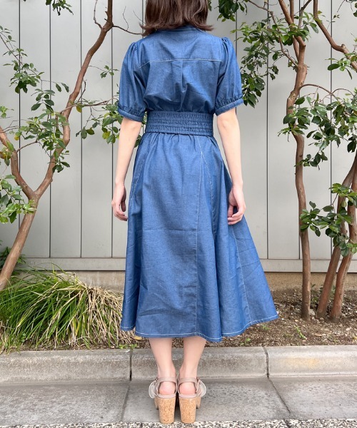 axes femme(アクシーズファム)の「ベルト付デニムワンピース(ワンピース・レディース・インディゴブルー/ホワイト/ワンウォッシュ・FREE)」の10枚目の写真