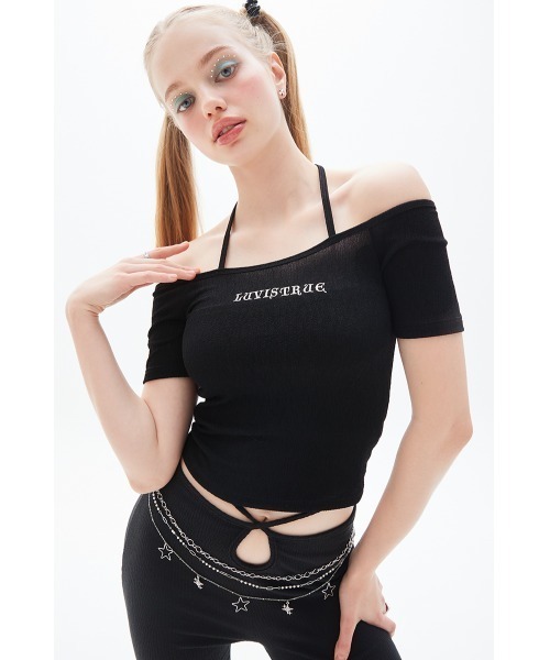 LUVISTRUE(ラヴイズトゥルー)の「A'GEM/9 × .kom『LUV IS TRUE/ラブ イズ トゥルー』 OFF SHOULDER TEE/オフショルダー Tシャツ 半袖 カットソー(Tシャツ/カットソー・レディース・ホワイト/ブラック・FREE)」の2枚目の写真