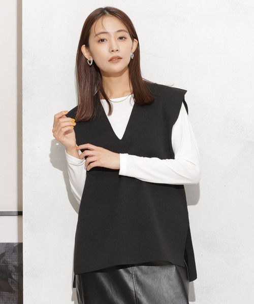 NANO universe(ナノユニバース)の「Vネックニットベスト×ロングTシャツ アンサンブルセット(ニット/セーター・レディース・キャメル/ブラック/グレー系その他4・FREE)」の1枚目の写真