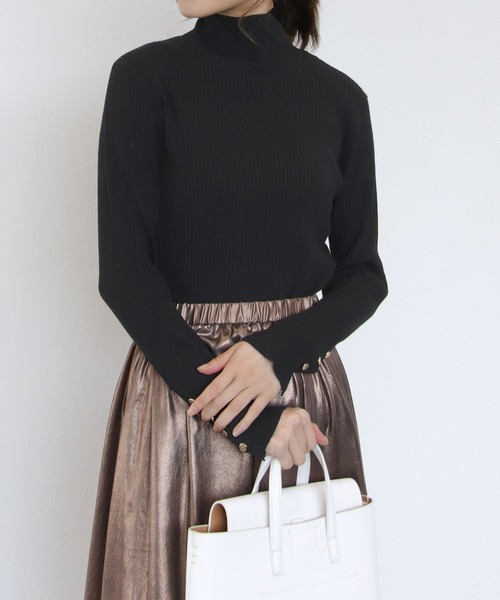 TITE IN THE STORE（ティテ　インザ　ストア）の「ゴールドボタンハイネックニットプルオーバー（ニット/セーター・レディース・オフホワイト/ブラウン/ブラック・38）」の2枚目の写真