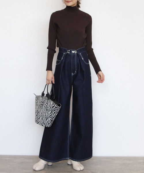 TITE IN THE STORE（ティテ　インザ　ストア）の「ゴールドボタンハイネックニットプルオーバー（ニット/セーター・レディース・オフホワイト/ブラウン/ブラック・38）」の5枚目の写真