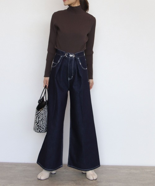 TITE IN THE STORE（ティテ　インザ　ストア）の「ゴールドボタンハイネックニットプルオーバー（ニット/セーター・レディース・オフホワイト/ブラウン/ブラック・38）」の6枚目の写真