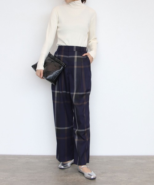 TITE IN THE STORE（ティテ　インザ　ストア）の「ゴールドボタンハイネックニットプルオーバー（ニット/セーター・レディース・オフホワイト/ブラウン/ブラック・38）」の8枚目の写真