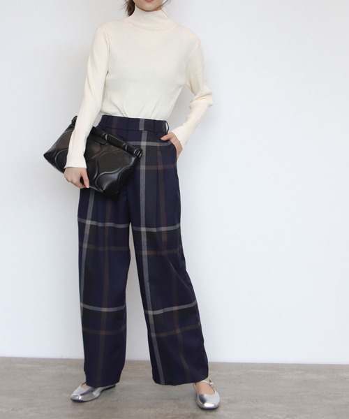 TITE IN THE STORE（ティテ　インザ　ストア）の「ゴールドボタンハイネックニットプルオーバー（ニット/セーター・レディース・オフホワイト/ブラウン/ブラック・38）」の9枚目の写真