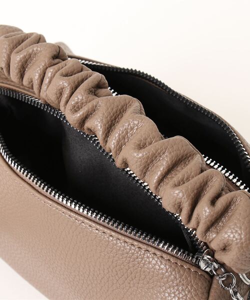 florist(フローリスト)の「【2way】シャーリングスクエアボストンバッグ/ショルダーバッグ(ボストンバッグ・レディース・スモークピンク/オフホワイト/ブラウン/グリーン/ベージュ/グレー/ブラック/レッド・FREE)」の15枚目の写真