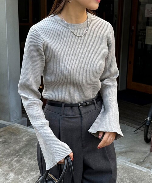 fredy emue(フレディエミュ)の「袖フレアリブニットプルオーバー(ニット/セーター・レディース・グレー/ブラック/オフホワイト/ライム・38)」の1枚目の写真