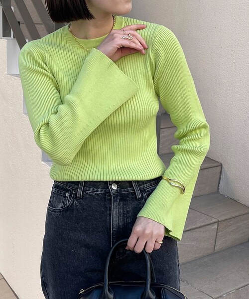 fredy emue(フレディエミュ)の「袖フレアリブニットプルオーバー(ニット/セーター・レディース・グレー/ブラック/オフホワイト/ライム・38)」の2枚目の写真