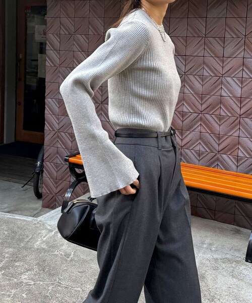 fredy emue(フレディエミュ)の「袖フレアリブニットプルオーバー(ニット/セーター・レディース・グレー/ブラック/オフホワイト/ライム・38)」の15枚目の写真