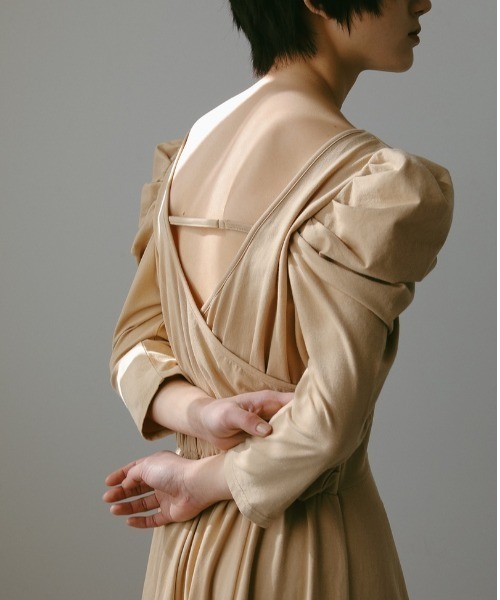 CASA FLINE（カーサフライン）の「バックカシュクールカットソードレス（ワンピース・レディース・ネイビー/ベージュ/カーキ・FREE）」の11枚目の写真