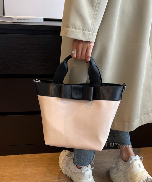 LA VORAGINE(ラ ヴォラジネ)の「2wayリボン付き 3WAY 配色リボンが大人かわいいデイリーハンドバッグ/ショルダーバッグ トートバッグ(トートバッグ・レディース・ベージュ/ブラック/オレンジ・FREE)」の6枚目の写真