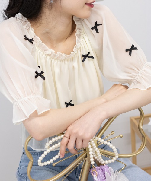 pumpkin port(パンプキンポート)の「シャイニーシアー リボン付き プルオーバー ブラウス(シャツ/ブラウス・レディース・アイボリー/ブラック/グレー・M)」の1枚目の写真