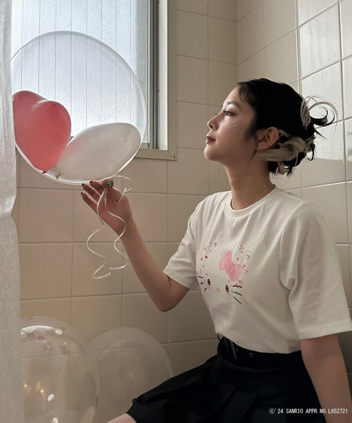 AS KNOW AS plus（アズノゥアズプラス）の「◎50th ハローキティ コラボレーションＴシャツ（Tシャツ/カットソー・レディース・オフホワイト/サックスブルー/ブラック/ピンク・FREE）」の2枚目の写真