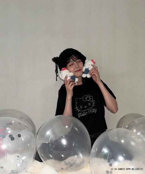 AS KNOW AS plus（アズノゥアズプラス）の「◎50th ハローキティ コラボレーションＴシャツ（Tシャツ/カットソー・レディース・オフホワイト/サックスブルー/ブラック/ピンク・FREE）」の3枚目の写真
