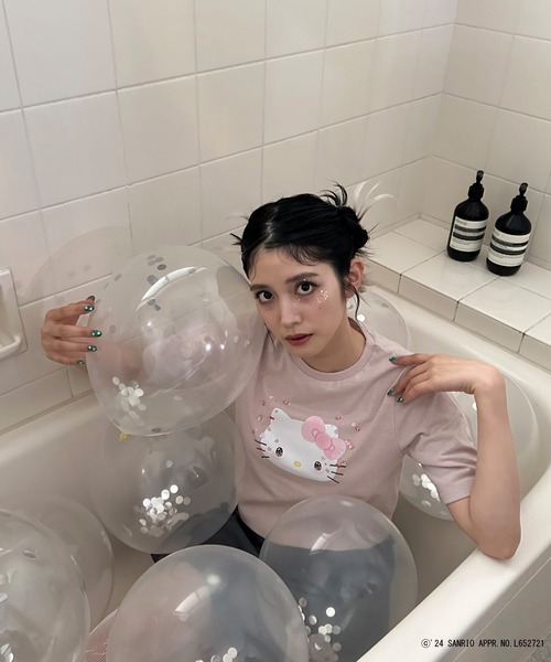 AS KNOW AS plus（アズノゥアズプラス）の「◎50th ハローキティ コラボレーションＴシャツ（Tシャツ/カットソー・レディース・オフホワイト/サックスブルー/ブラック/ピンク・FREE）」の16枚目の写真