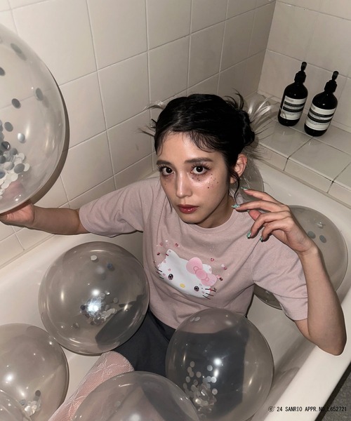 AS KNOW AS plus（アズノゥアズプラス）の「◎50th ハローキティ コラボレーションＴシャツ（Tシャツ/カットソー・レディース・オフホワイト/サックスブルー/ブラック/ピンク・FREE）」の15枚目の写真