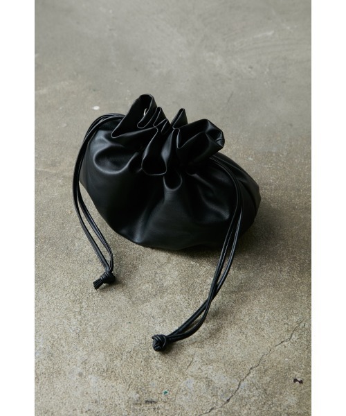 M.deux（エムドゥ）の「ミニ巾着ショルダー（ハンドバッグ・レディース・ブラック/グレイッシュベージュ・MEDIUM）」の2枚目の写真