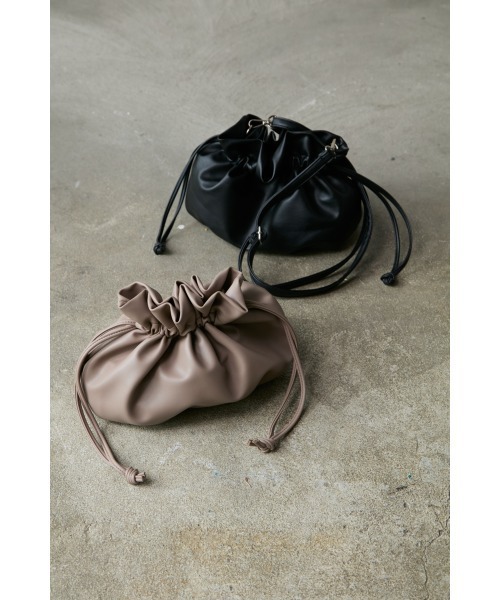 M.deux（エムドゥ）の「ミニ巾着ショルダー（ハンドバッグ・レディース・ブラック/グレイッシュベージュ・MEDIUM）」の12枚目の写真