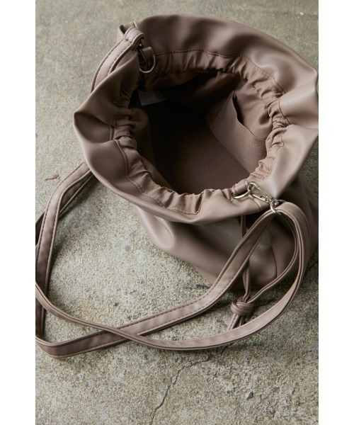 M.deux（エムドゥ）の「ミニ巾着ショルダー（ハンドバッグ・レディース・ブラック/グレイッシュベージュ・MEDIUM）」の9枚目の写真