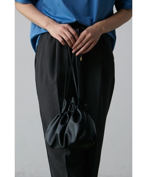 M.deux（エムドゥ）の「ミニ巾着ショルダー（ハンドバッグ・レディース・ブラック/グレイッシュベージュ・MEDIUM）」の7枚目の写真