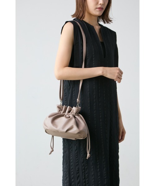 M.deux（エムドゥ）の「ミニ巾着ショルダー（ハンドバッグ・レディース・ブラック/グレイッシュベージュ・MEDIUM）」の6枚目の写真