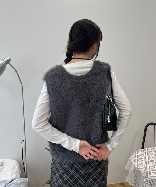 Birthday room（バースデイルーム）の「フェザーヤーンニットベスト / shaggy knit vest（ベスト・レディース・チャコールグレー/アイボリー・FREE）」の11枚目の写真