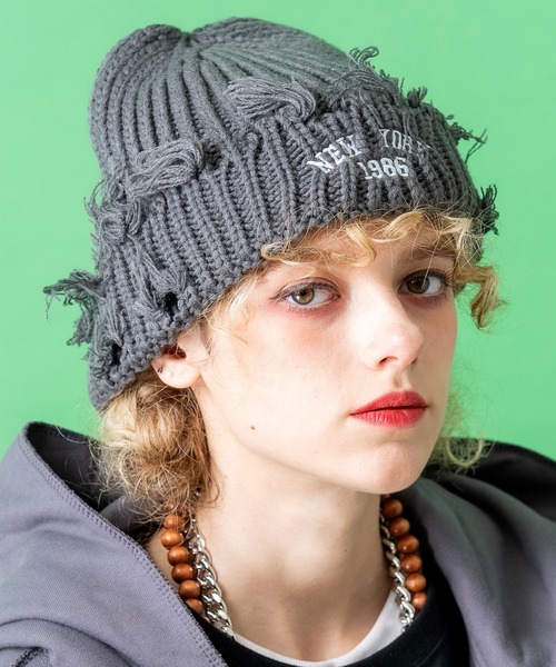 an meets zakka（アンミツザッカ）の「an meets zakka NEW YORKロゴ刺繍ダメージニット帽（ニットキャップ/ビーニー・レディース・キャメル/レッド/ブラック/アイボリー/グレー・ONESIZE）」の3枚目の写真