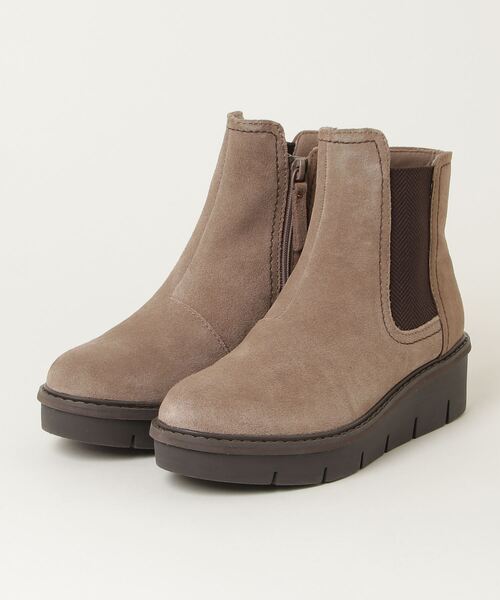 Clarks(クラークス)の「Airabell Move / エアラベルムーブ(ぺブルスエード)(ブーツ・レディース・ベージュ・UK3.5/UK4/UK4.5/UK5.5/UK6)」の1枚目の写真