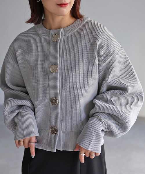 Riberry（リベリー）の「ビックボタン畦編みニットショートカーディガン（カーディガン/ボレロ・レディース・ブルー/オフホワイト/ネイビー/グレー/ベージュ/ブラック・MEDIUM）」の3枚目の写真