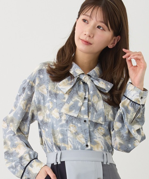 NICOLE CLUB(ニコル クラブ)の「ボウタイ付きアシンメトリー柄シャツ(シャツ/ブラウス・レディース・グリーン/グレー/ブルー・MEDIUM)」の1枚目の写真