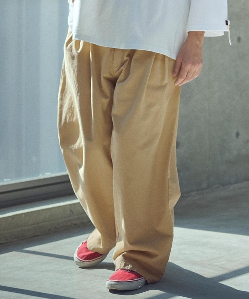 ADAM PATEK(アダムパテック)の「ADAMPATEK/generous tuck relax chino pants/タック入りワイドシルエットチノパンツ(チノパンツ・メンズ・ベージュ/ホワイト・1/2)」の2枚目の写真