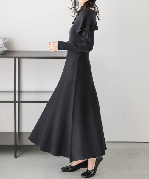 AMELY(エミリー)の「オフショルダーニットフレアワンピース(ワンピース・レディース・グレー/ネイビー/ベージュ/ブラック・フリー)」の5枚目の写真