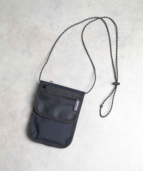 Gramicci(グラミチ)の「★GRAMICCI(グラミチ) ★CORDURA NECK POUCH(ショルダーバッグ・メンズ・オリーブ/ブラック・FREE)」の2枚目の写真
