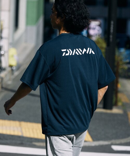 DAIWA（ダイワ）の「DAIWA / ダイワ 別注 ロゴ Tシャツ（Tシャツ/カットソー・メンズ・チャコールグレー/ブラック/アイボリー/ネイビー/ブルー系その他・MEDIUM/LARGE）」の5枚目の写真