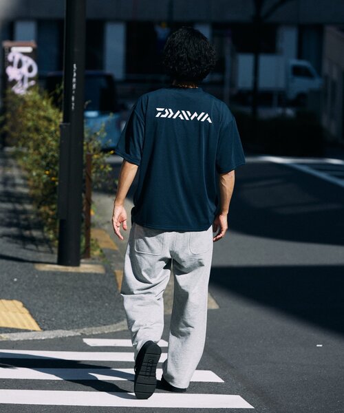 DAIWA（ダイワ）の「DAIWA / ダイワ 別注 ロゴ Tシャツ（Tシャツ/カットソー・メンズ・チャコールグレー/ブラック/アイボリー/ネイビー/ブルー系その他・MEDIUM/LARGE）」の7枚目の写真