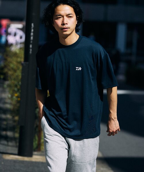 DAIWA（ダイワ）の「DAIWA / ダイワ 別注 ロゴ Tシャツ（Tシャツ/カットソー・メンズ・チャコールグレー/ブラック/アイボリー/ネイビー/ブルー系その他・MEDIUM/LARGE）」の8枚目の写真
