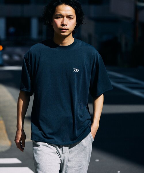 DAIWA（ダイワ）の「DAIWA / ダイワ 別注 ロゴ Tシャツ（Tシャツ/カットソー・メンズ・チャコールグレー/ブラック/アイボリー/ネイビー/ブルー系その他・MEDIUM/LARGE）」の9枚目の写真
