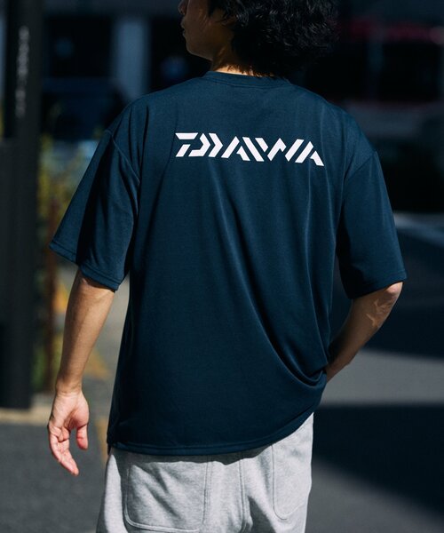 DAIWA（ダイワ）の「DAIWA / ダイワ 別注 ロゴ Tシャツ（Tシャツ/カットソー・メンズ・チャコールグレー/ブラック/アイボリー/ネイビー/ブルー系その他・MEDIUM/LARGE）」の10枚目の写真
