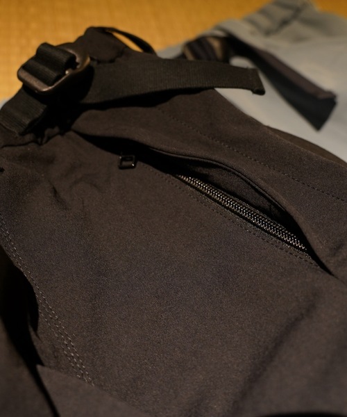 TROVE（トローヴ）の「TROVE x 岡部文彦 / 8 POCKET CARGO PANTS EASY 刈（カーゴパンツ・メンズ・ブラック/ライトブルー・2/3）」の7枚目の写真