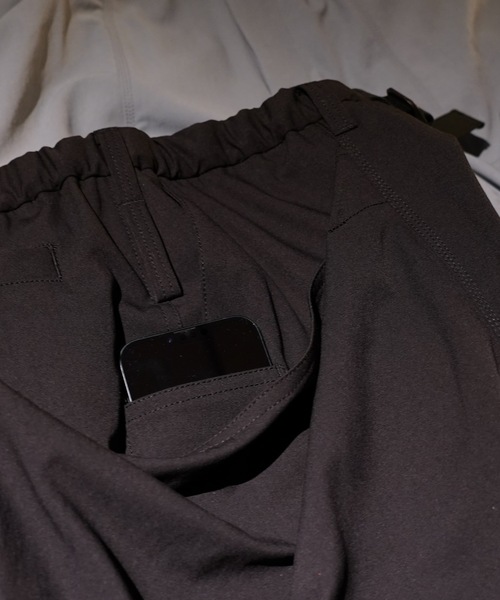 TROVE（トローヴ）の「TROVE x 岡部文彦 / 8 POCKET CARGO PANTS EASY 刈（カーゴパンツ・メンズ・ブラック/ライトブルー・2/3）」の8枚目の写真