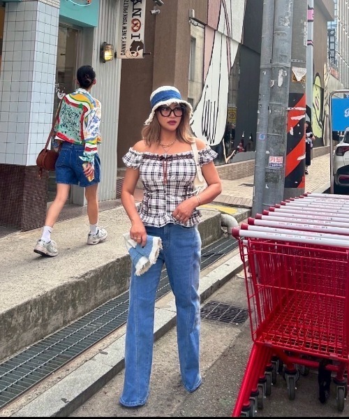 ipugo(イプゴ)の「ipugo/イプゴ チェック柄 オフショルダートップス 秋物 秋服 2026年秋冬(Tシャツ/カットソー・レディース・ブラウン・FREE)」の9枚目の写真