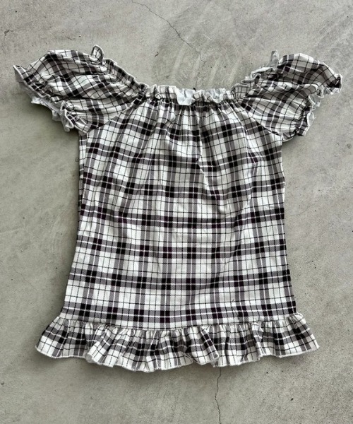 ipugo(イプゴ)の「ipugo/イプゴ チェック柄 オフショルダートップス 秋物 秋服 2026年秋冬(Tシャツ/カットソー・レディース・ブラウン・FREE)」の6枚目の写真