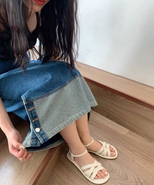 Ritzy(リッツィー)の「クロス編み込みデザインフラットサンダル(サンダル・レディース・ブラック/ブラウン/ホワイト・22.5/23/23.5/24/24.5/25)」の2枚目の写真