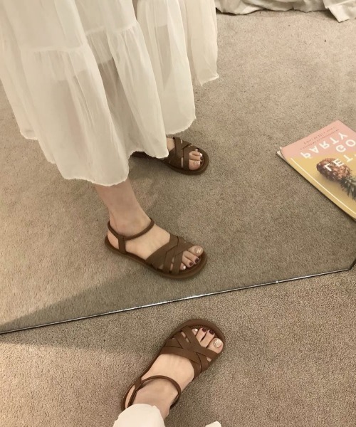 Ritzy(リッツィー)の「クロス編み込みデザインフラットサンダル(サンダル・レディース・ブラック/ブラウン/ホワイト・22.5/23/23.5/24/24.5/25)」の7枚目の写真