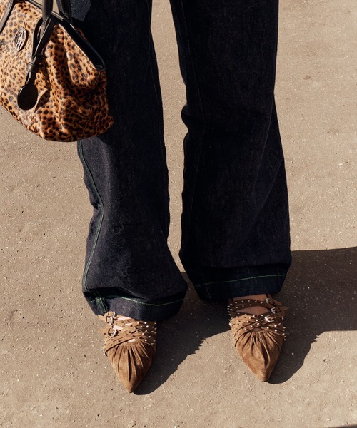 ASH（アッシュ）の「アッシュ 【BRENDHA】スタッズベルトフラットパンプス ポインテッドトゥ ソフトレザー 1.5cmヒール（パンプス・レディース・ブラック/アッシュブラウン・38/37/36/35/39）」の2枚目の写真