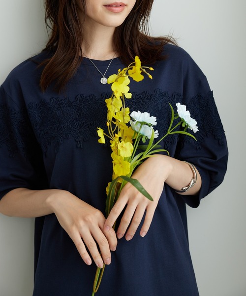 BELLUNA PLUS（ベルーナ）の「ケミカルレース使い華やかプルオーバー（Tシャツ/カットソー・レディース・ネイビー/アイボリー/モカ・LARGE/X-LARGE/MEDIUM）」の3枚目の写真