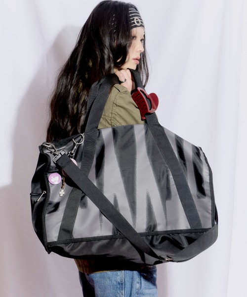 DTYYPE(ドタイプ)の「ロゴ入りナイロンボストンバッグ(ボストンバッグ・レディース・レッド/チャコールグレー/ブラック・FREE)」の1枚目の写真